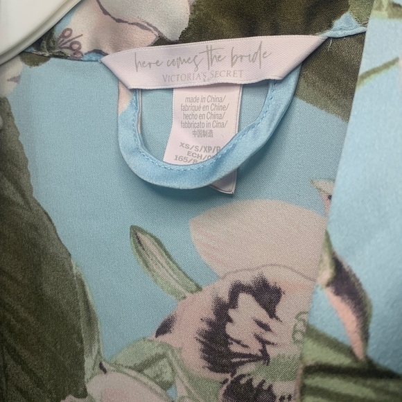 Victoria’s Secret Here Comes The Bride Satin Floral Blue Flounce Kimono Robe XS - Picture 9 of 10